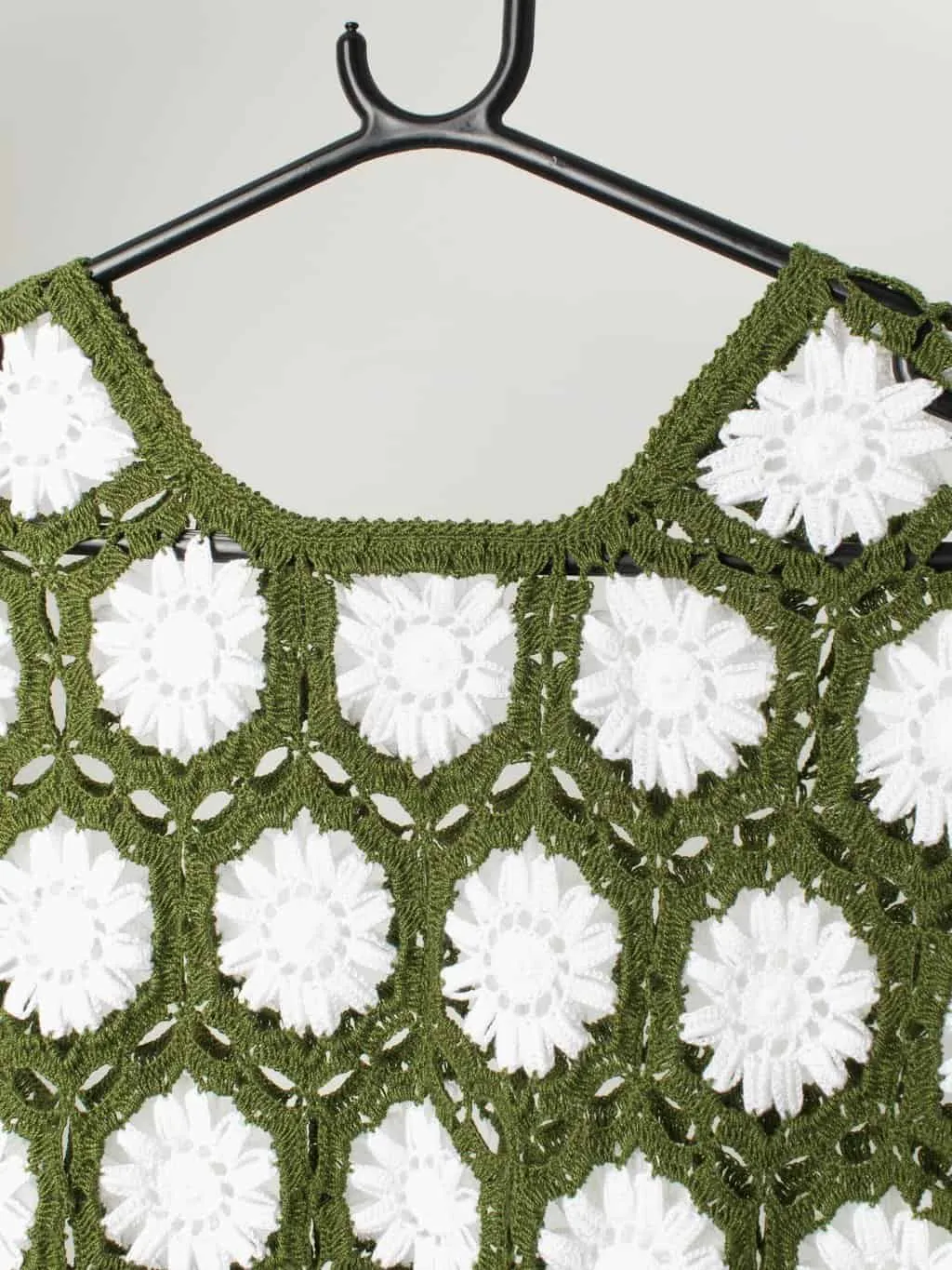 Vintage green crochet vest with a floral pattern – Small